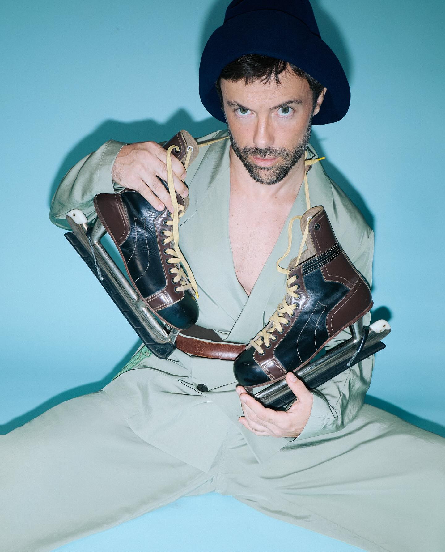 Kayky Brito em editorial L’Officiel Hommes Brasil com look preto e styling de moda masculina