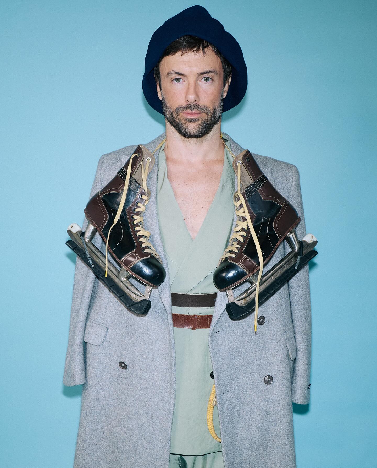 Kayky Brito em look editorial com patins vintage e acessórios de moda masculina