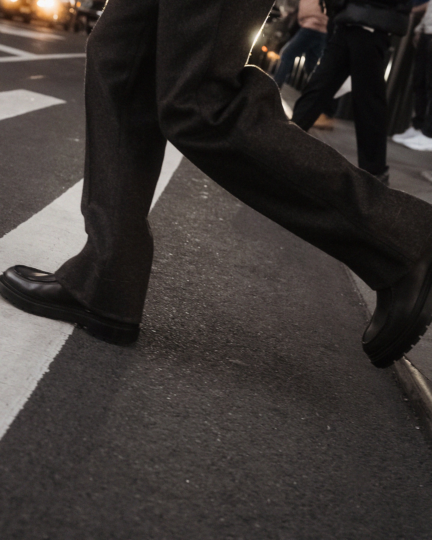 Rafael Gasparini em campanha Zegna AW24 com styling de Michael Juvêncio e alfaiataria em cenário urbano