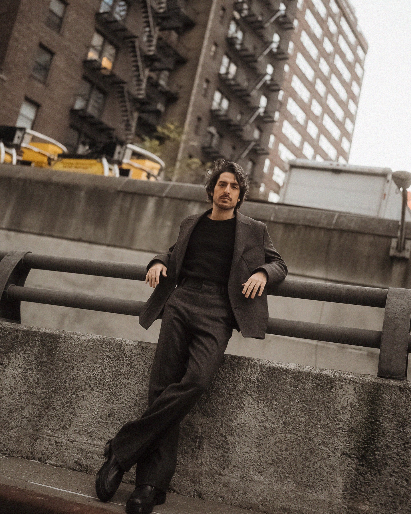 Rafael Gasparini veste look Zegna AW24 em editorial masculino com sobreposição e styling urbano