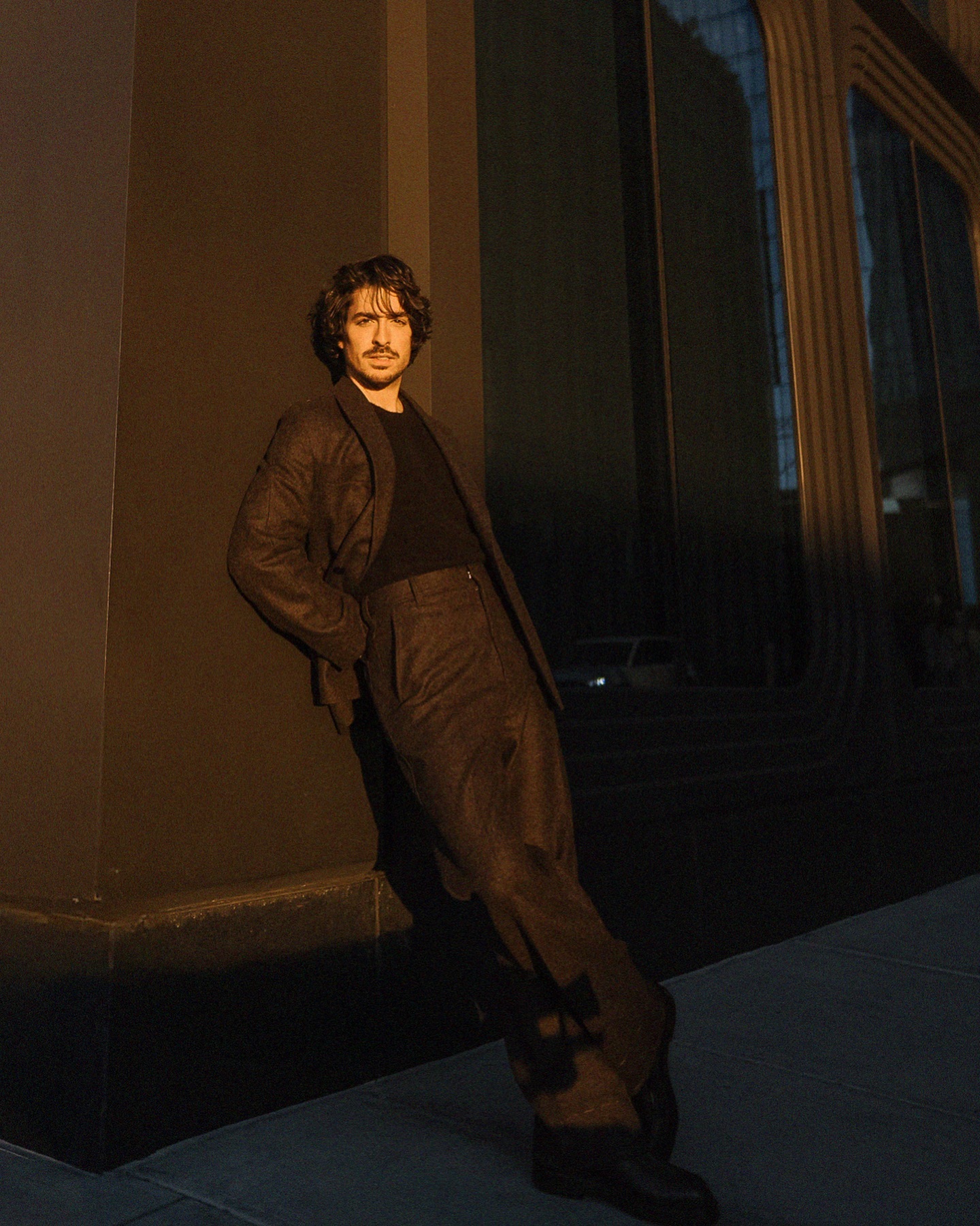 Rafael Gasparini em look Zegna AW24 fotografado à noite com luz urbana e styling de Michael Juvêncio