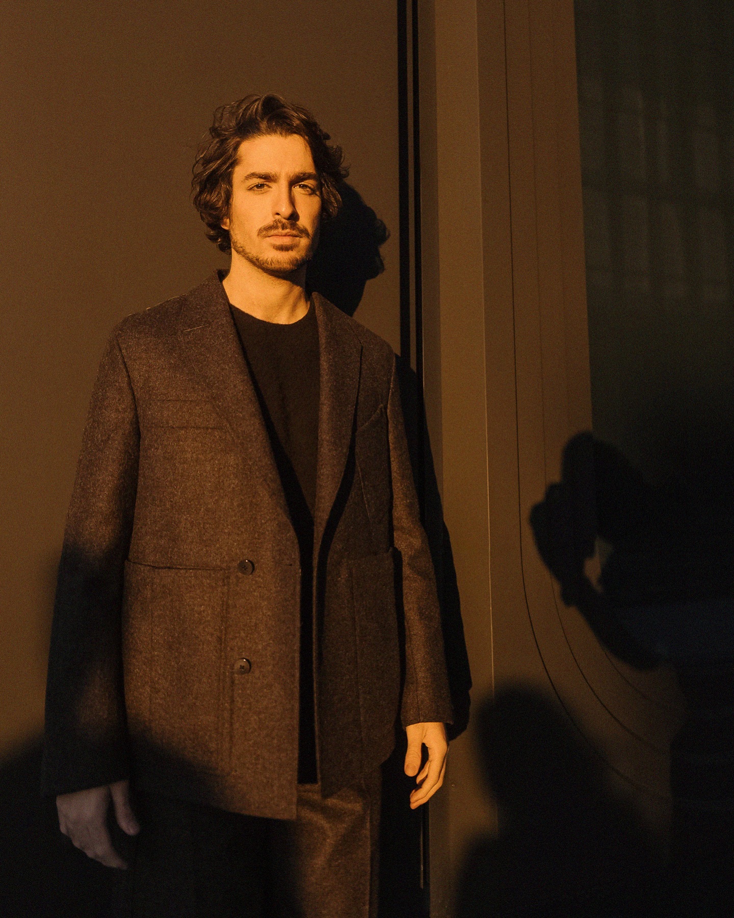 Rafael Gasparini veste Zegna AW24 sob luz natural em editorial de moda masculina